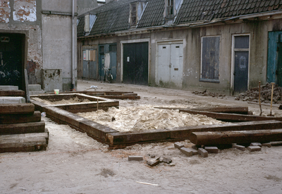 821568 Afbeelding van de aanleg van een speelplaats met zandbak aan de Kroonsteeg te Utrecht, met op de achtergrond ...